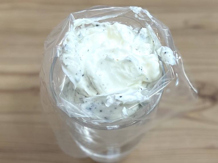 絞り袋にホイップクリームを入れた様子