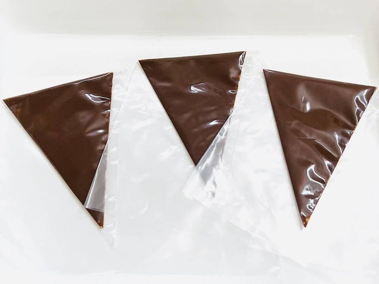 絞り袋に入れたチョコレートを溶かした様子