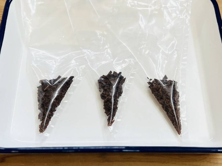絞り袋にチョコレートを入れた様子