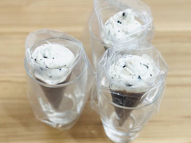 絞り袋にチョコレートとホイップクリームを入れた様子