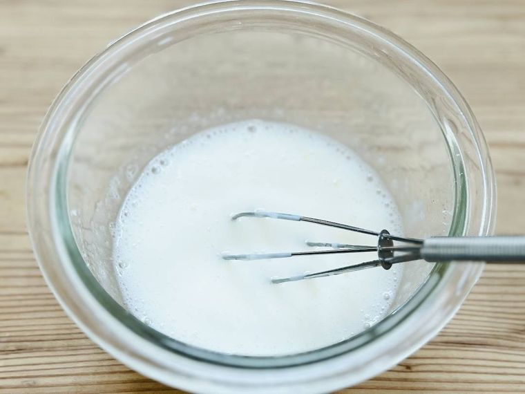 溶かしたゼラチンにヨーグルトを混ぜた様子