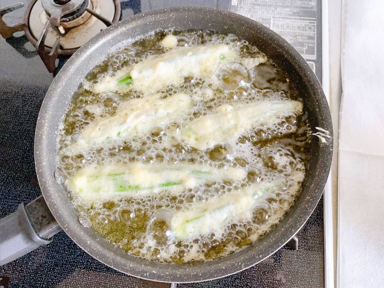 天ぷら油にオクラを入れたもの
