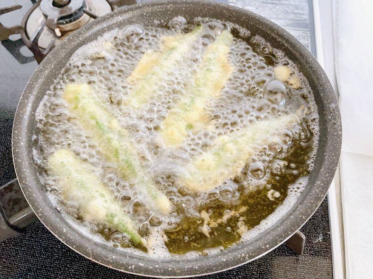 天ぷら油でオクラを揚げる様子