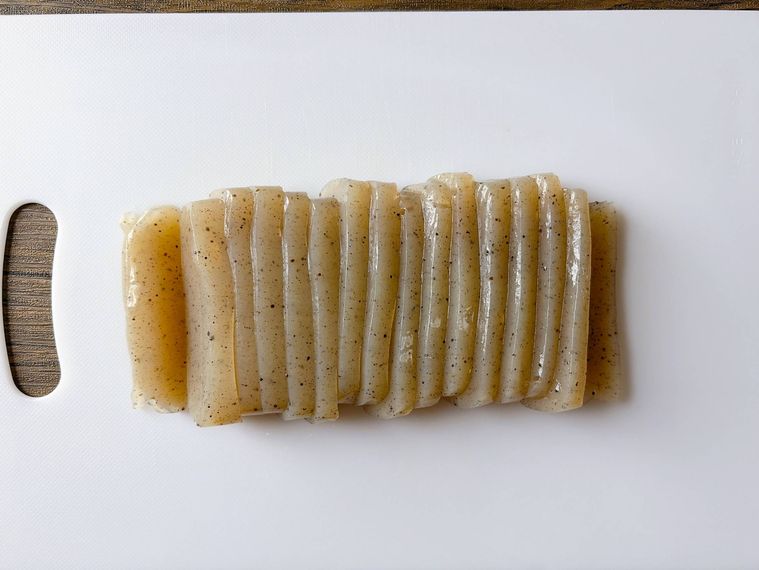 5mm幅に切ったこんにゃく