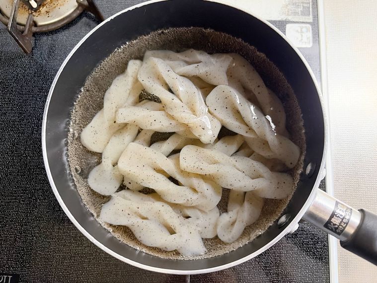 こんにゃくを下ゆでする様子