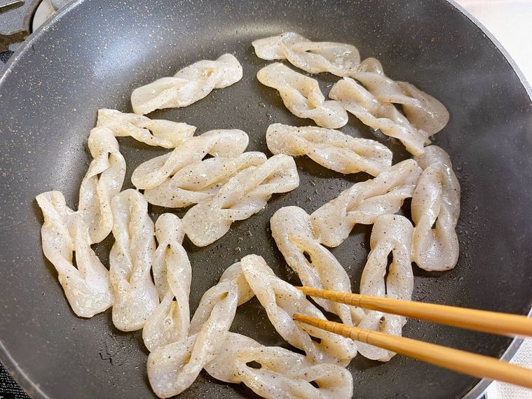 こんにゃくを乾煎りする様子