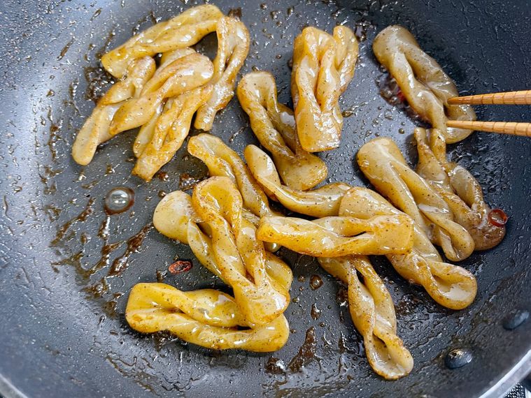 煮汁を煮詰めたこんにゃく