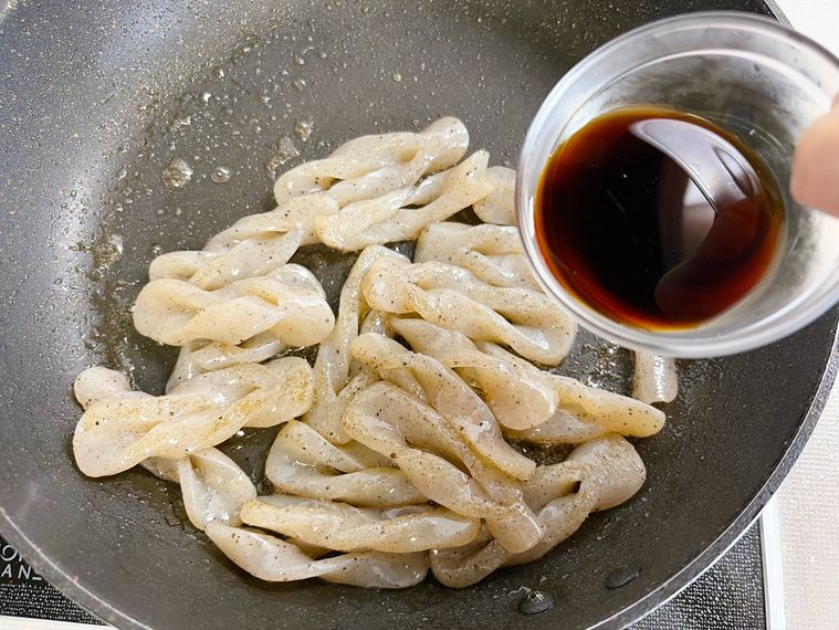 こんにゃくに調味料を入れる様子
