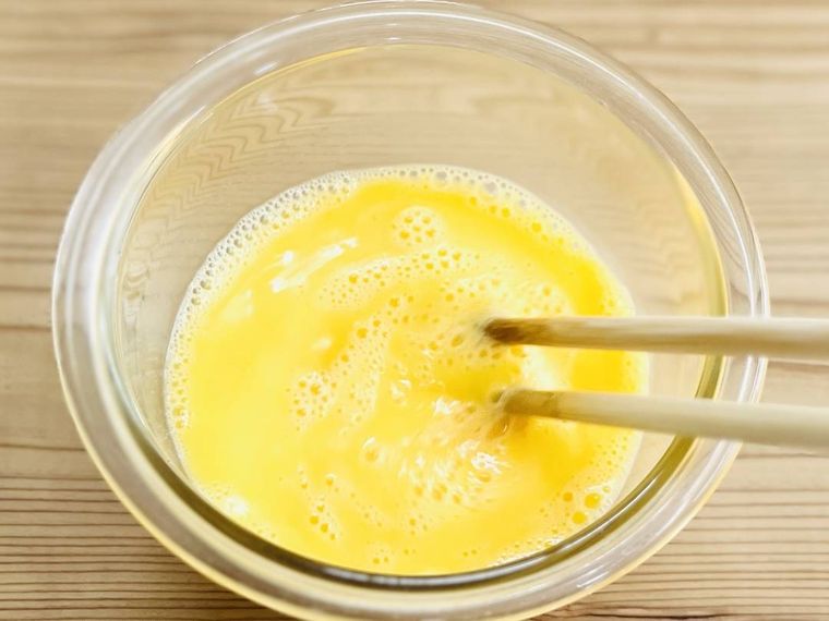 卵液をかき混ぜている様子