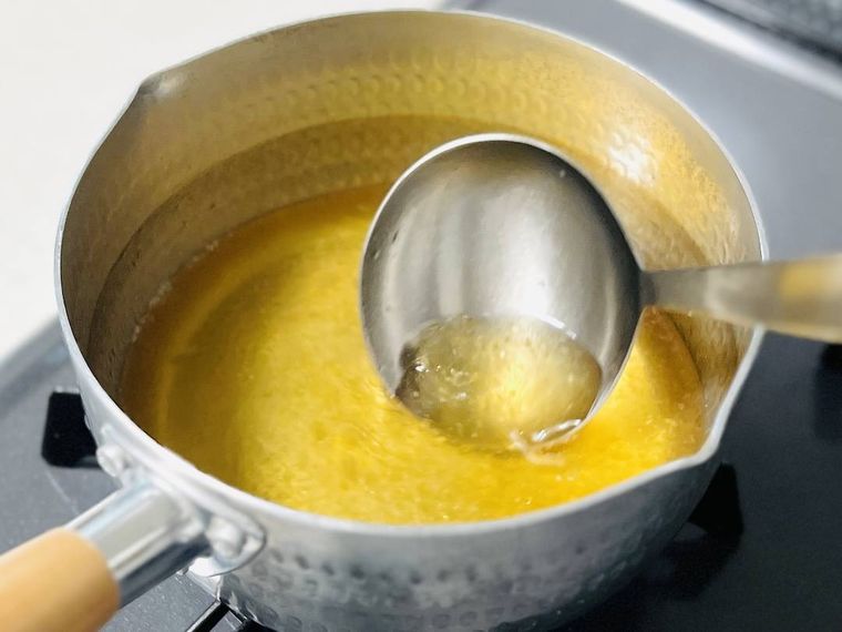 天津飯のタレを作っている様子