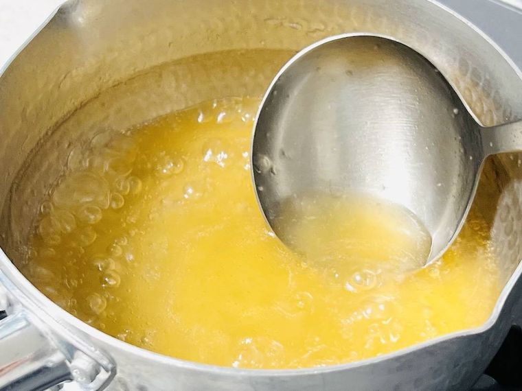 天津飯のタレを作っている様子