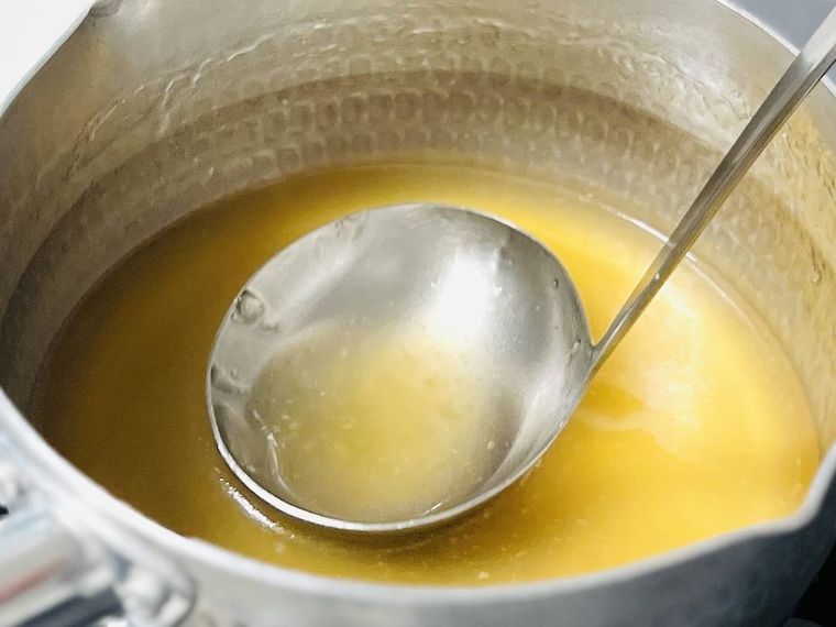 天津飯のタレを作っている様子