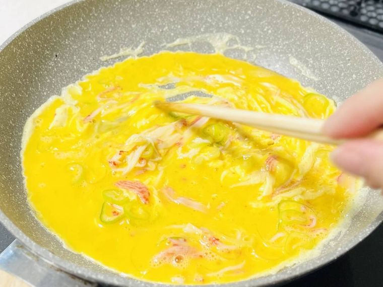フライパンで卵を焼いている様子