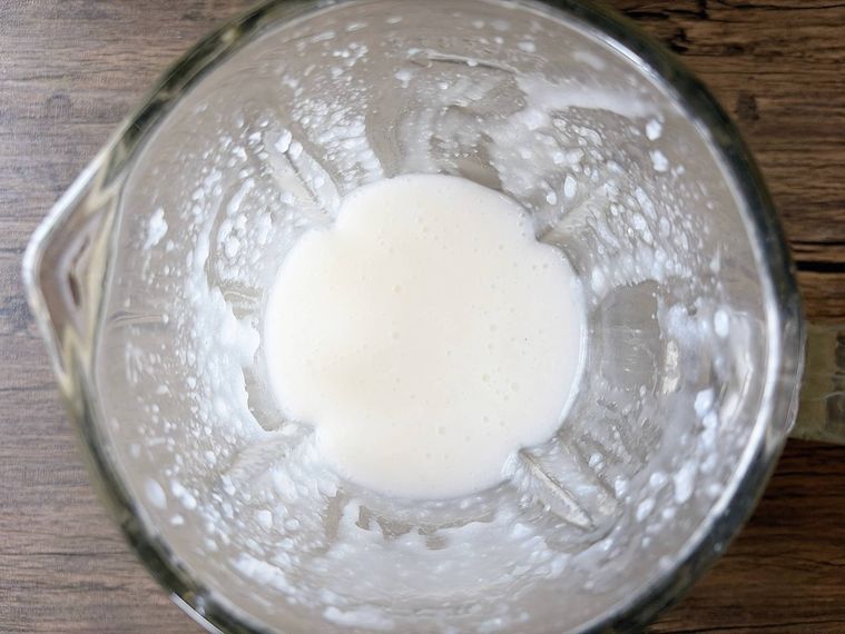 ごはんと水、塩をミキサーにかけたもの