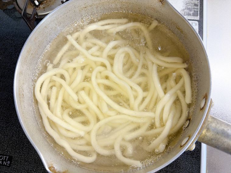 冷凍うどんをゆでる様子
