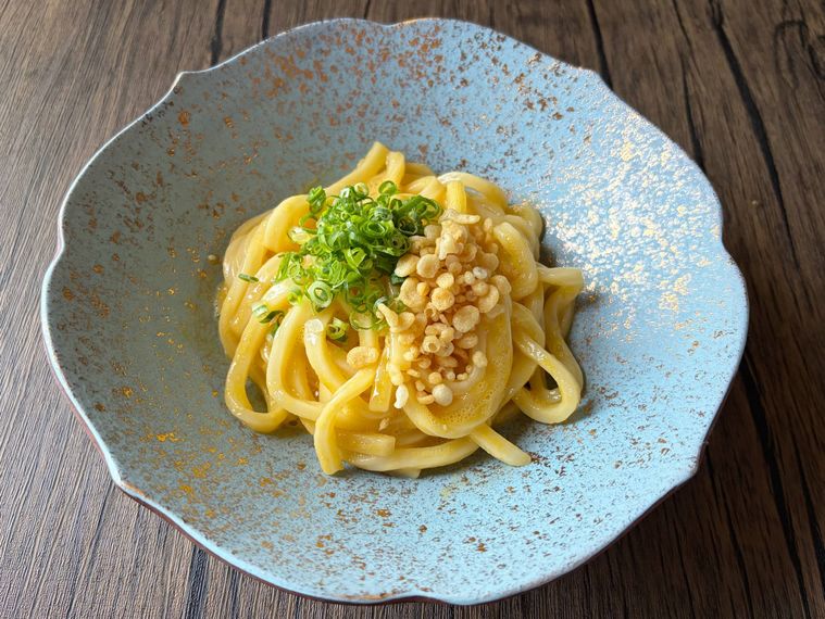 天かす、小口ねぎをトッピングしたもの