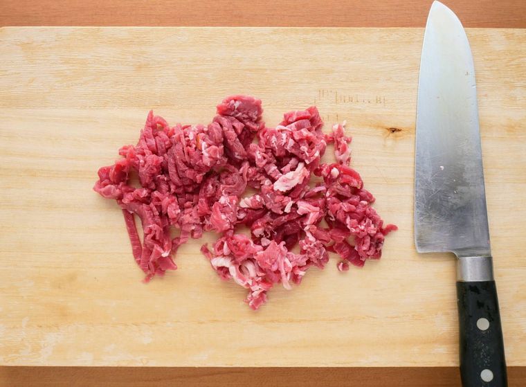 牛こま肉を刻む様子