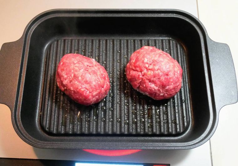 グリルパンでハンバーグの表面を焼く様子