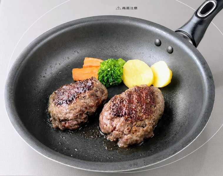 フライパンにのせたさわやか風ハンバーグと付け合わせ