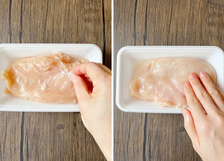 鶏むね肉に酒と塩をふる