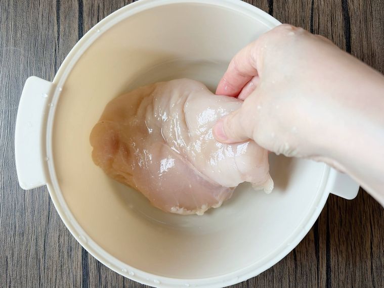 ビストロヌードルに鶏むね肉を入れる様子