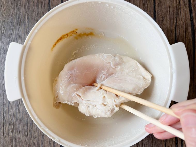 鶏むね肉を裏返す様子