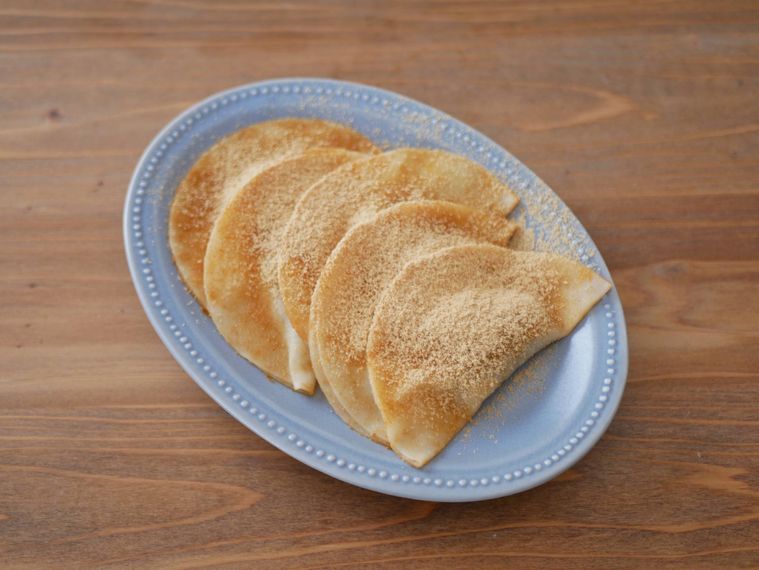 水色のオーバル皿に盛られた餃子の皮の生八ツ橋風
