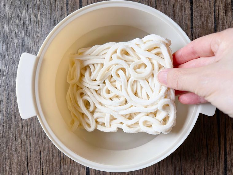 ビストロヌードルに冷凍うどんを入れる様子
