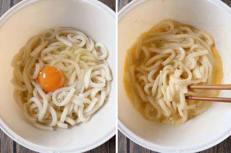 うどんに卵を加えて混ぜる様子