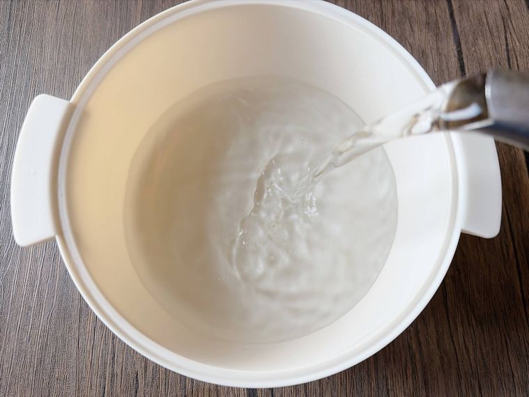 ビストロヌードルに湯を入れる様子