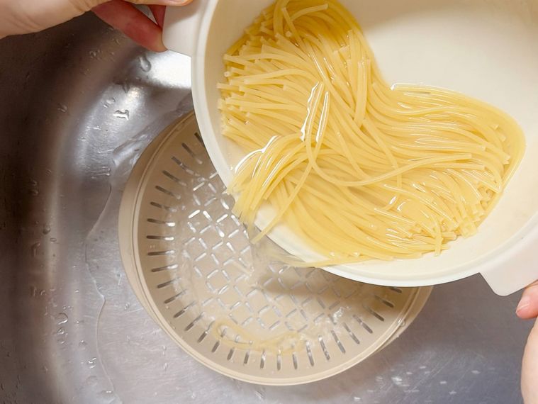 スパゲッティを湯切りする様子
