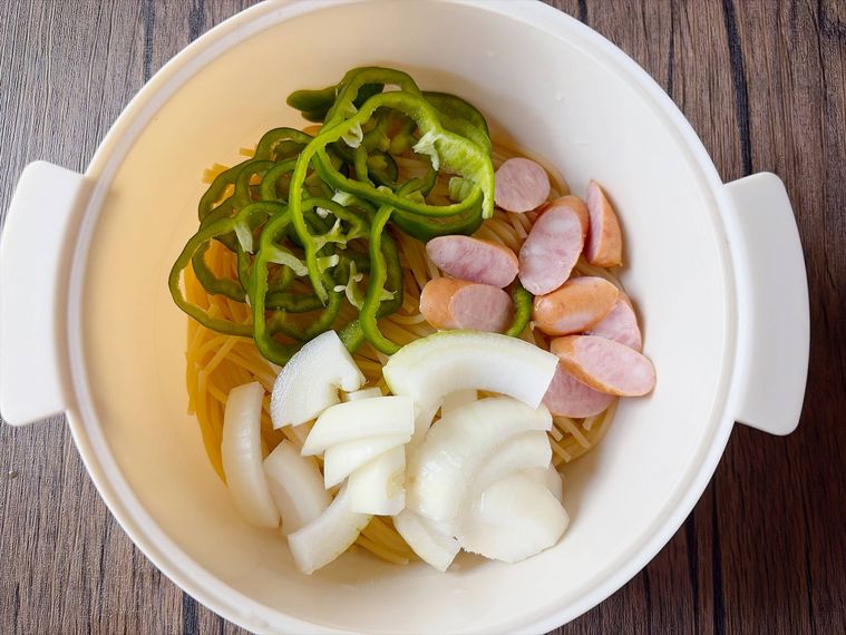 スパゲッティに具材をのせた様子