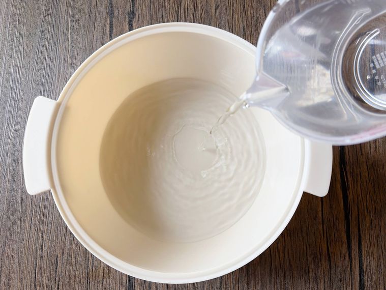 ビストロヌードルに水を入れる様子
