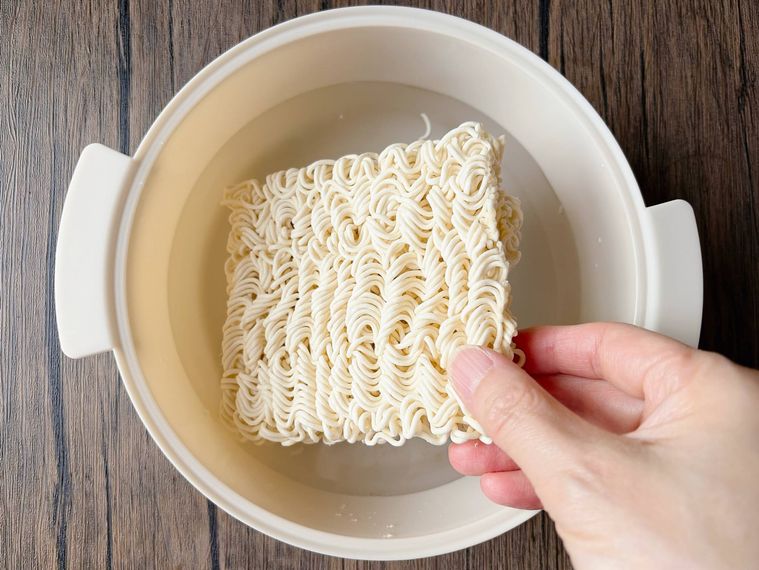 ビストロヌードルに袋麺を入れる様子