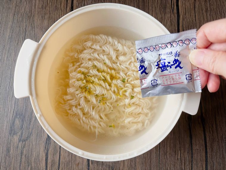 ビストロヌードルに添付スープを加える様子