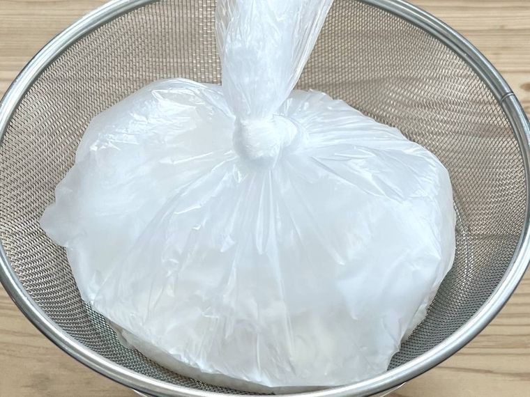 グレープフルーツが入ったヨーグルトを水切りしている様子