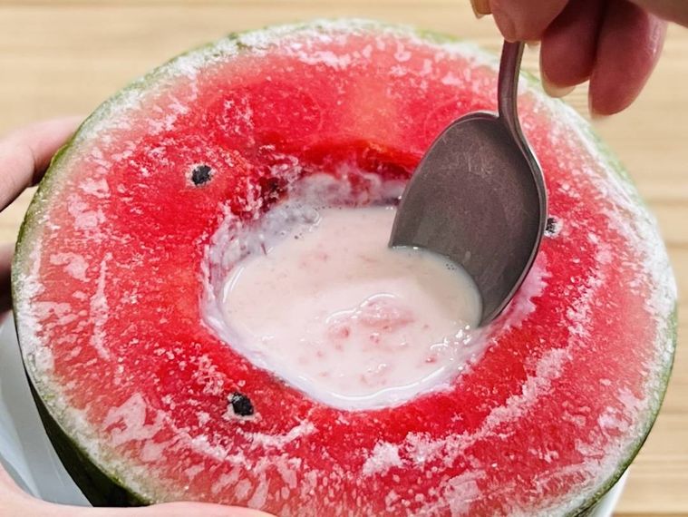 凍らせたスイカをスプーンで削っている様子