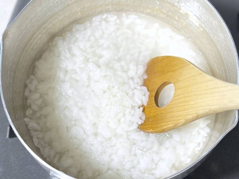 おかゆをかき混ぜている様子
