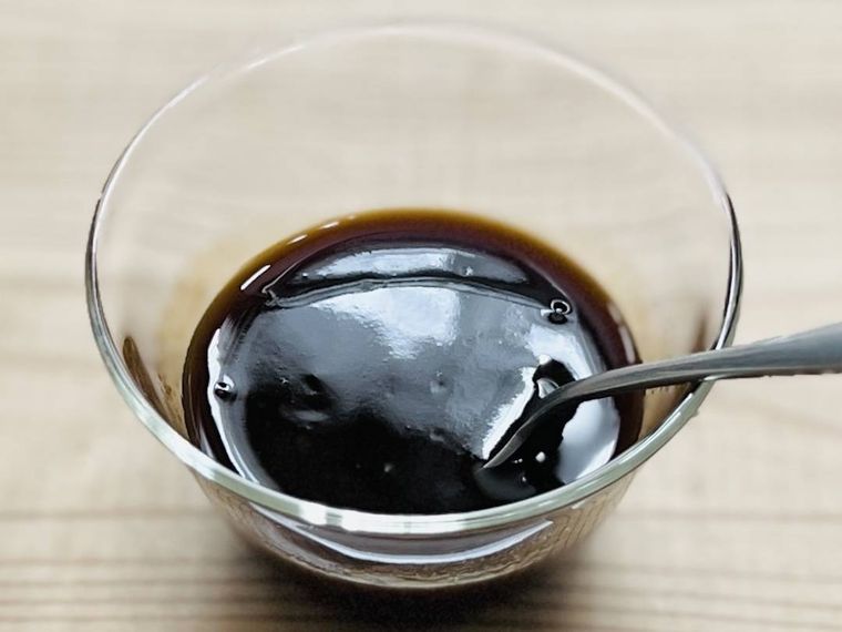 とんかつソースの材料を混ぜ合わせている様子