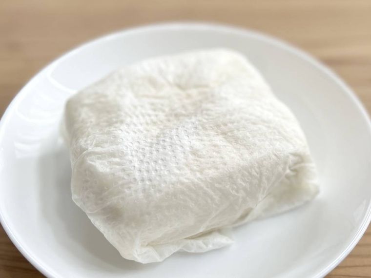 豆腐を水切りしている様子
