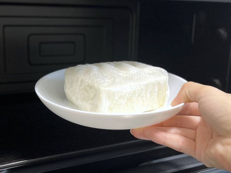 豆腐を電子レンジの庫内に入れている様子