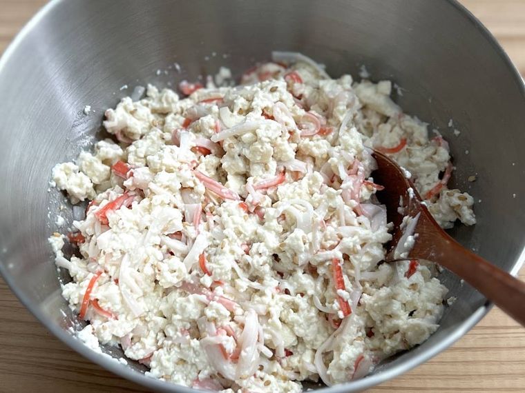 カニカマ豆腐焼きの材料を混ぜ合わせた様子