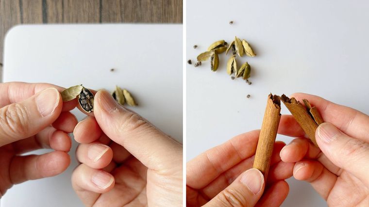カルダモンを割りシナモンスティックを折る様子
