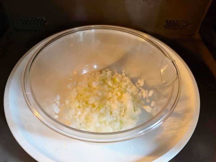 耐熱ボウルに入った玉ねぎを電子レンジに入れた様子