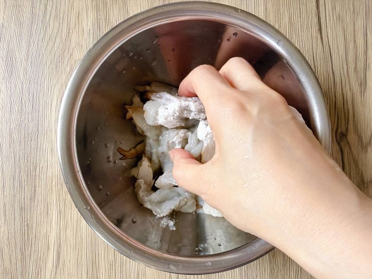 えびに塩と片栗粉を揉み込む様子