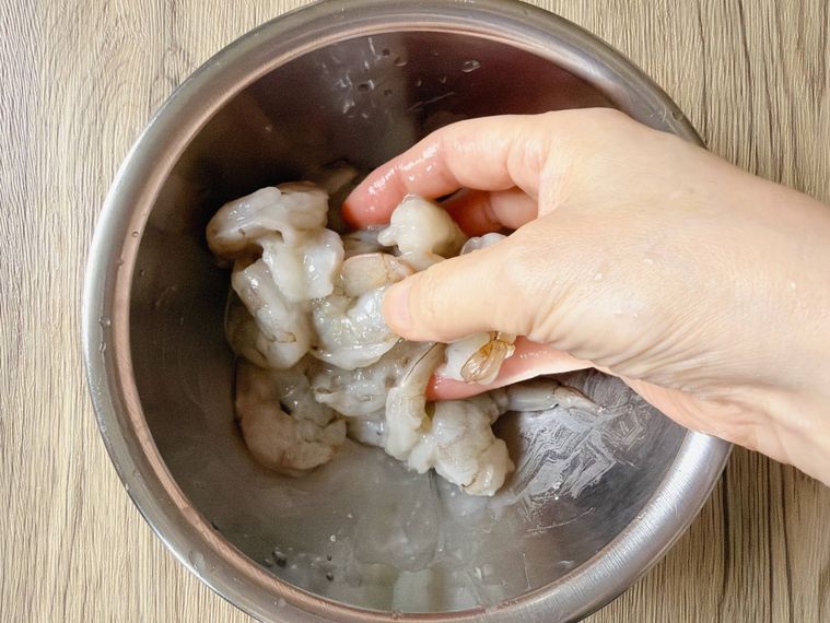 水を加えてえびを揉み込む様子