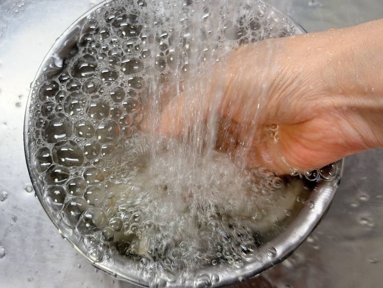 えびを流水で洗う様子
