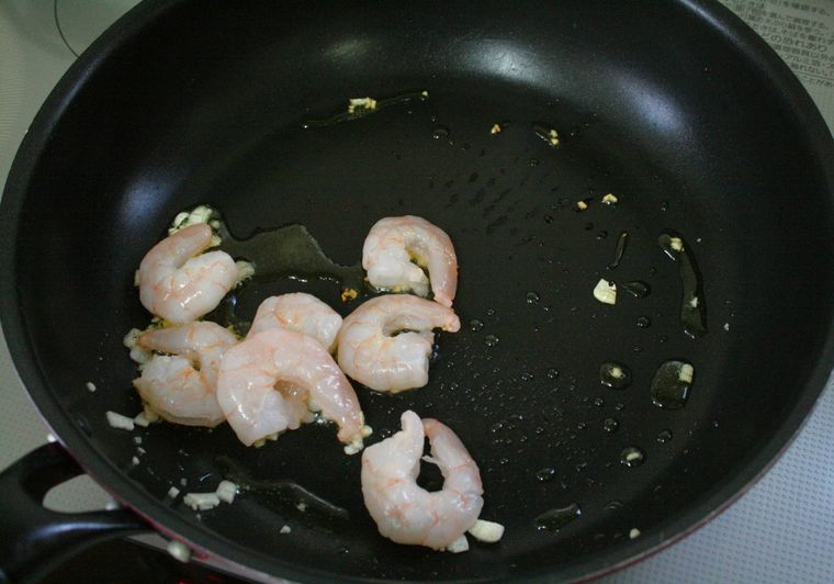 フライパンで冷凍むきえびを炒めている様子