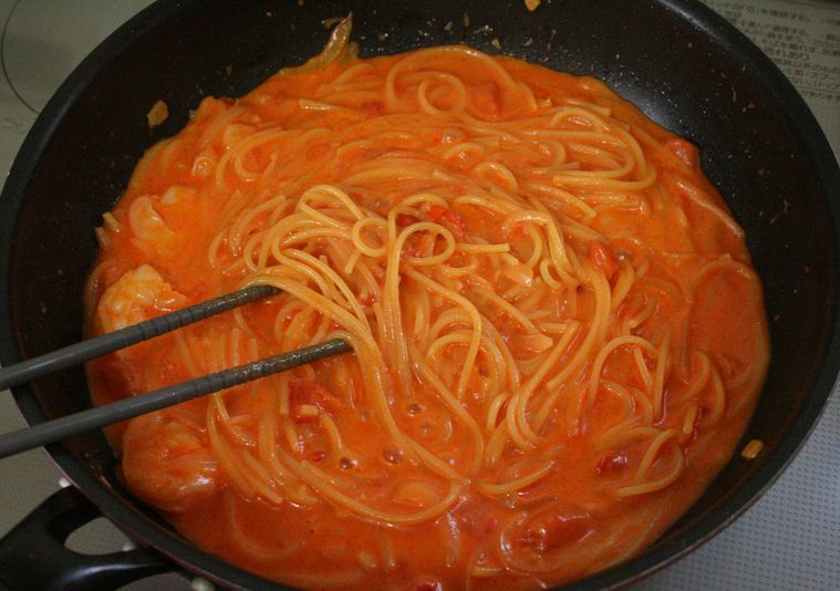 フライパンで作ったエビトマトクリームパスタが完成した様子