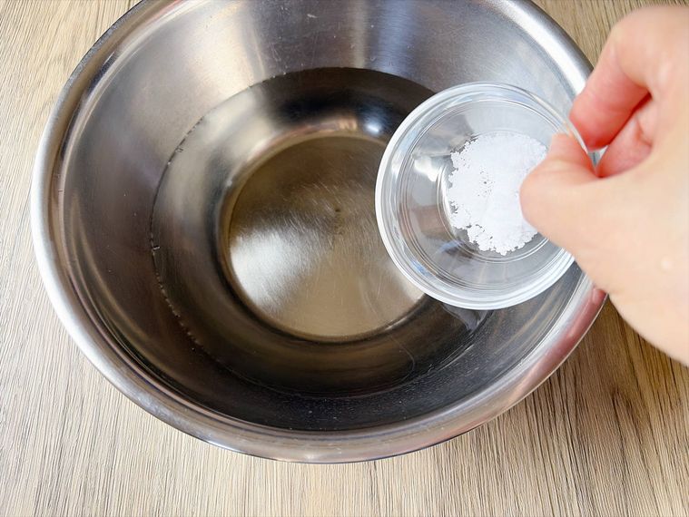 ボウルに塩水を作る様子